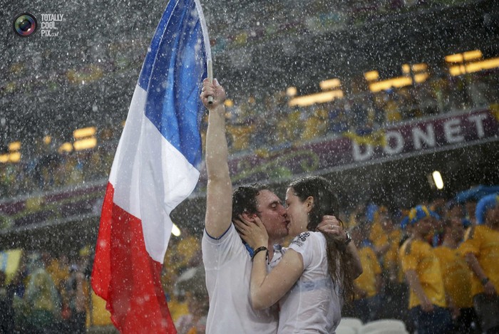Nụ hôn Pháp cháy bỏng dưới mưa Donetsk...